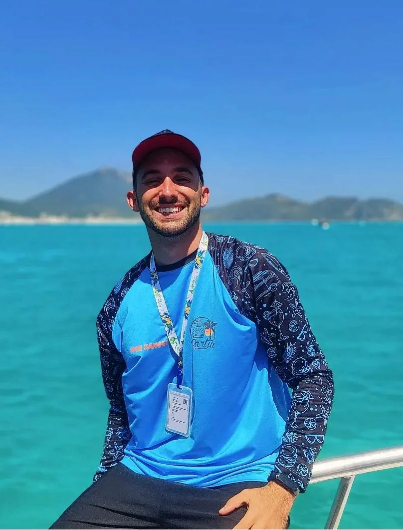 Guia de turismo durante passeio de barco