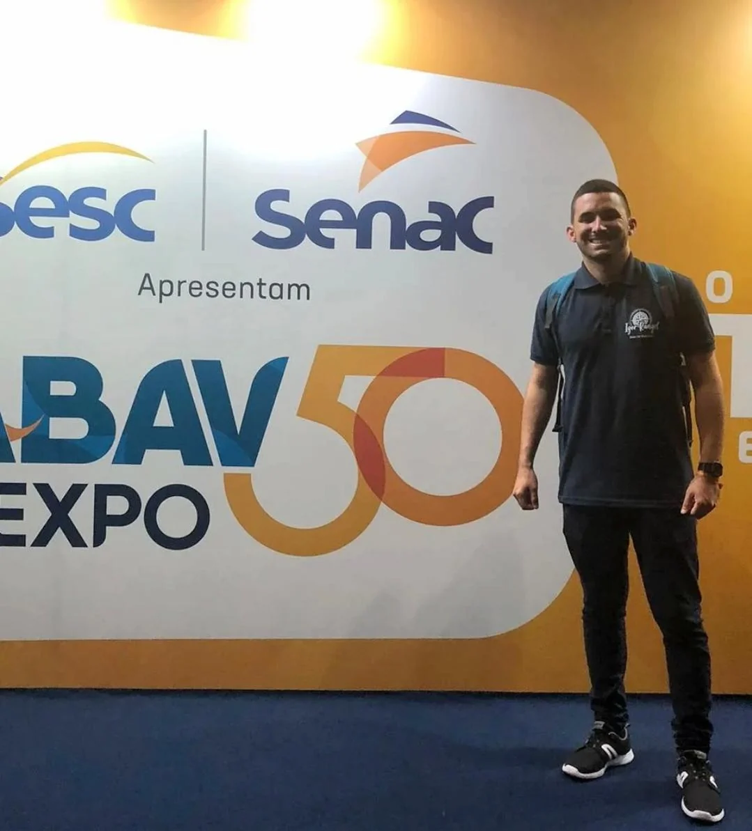 Profissional de turismo em evento do setor