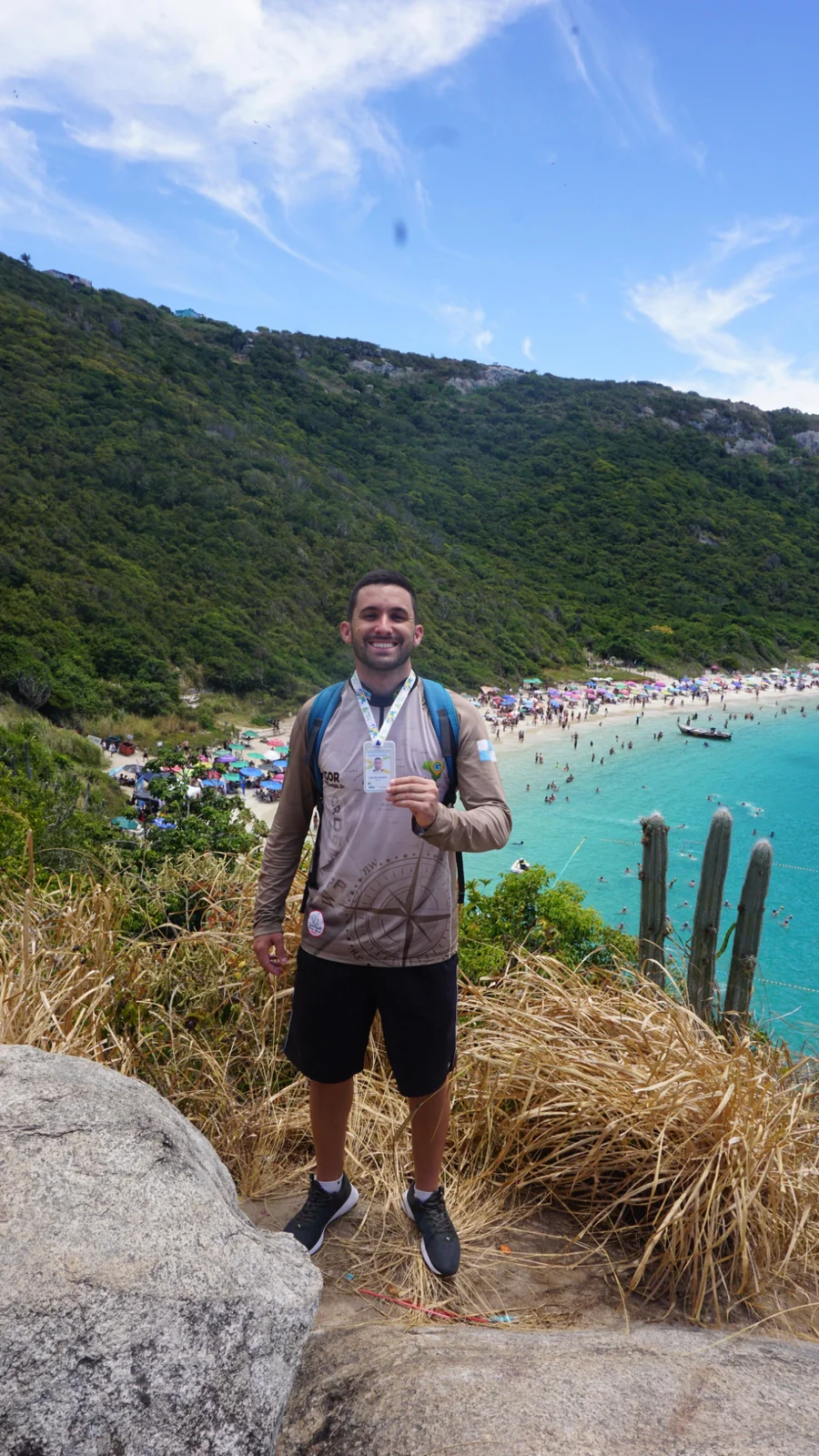 Guia de turismo em mirante com vista para o mar