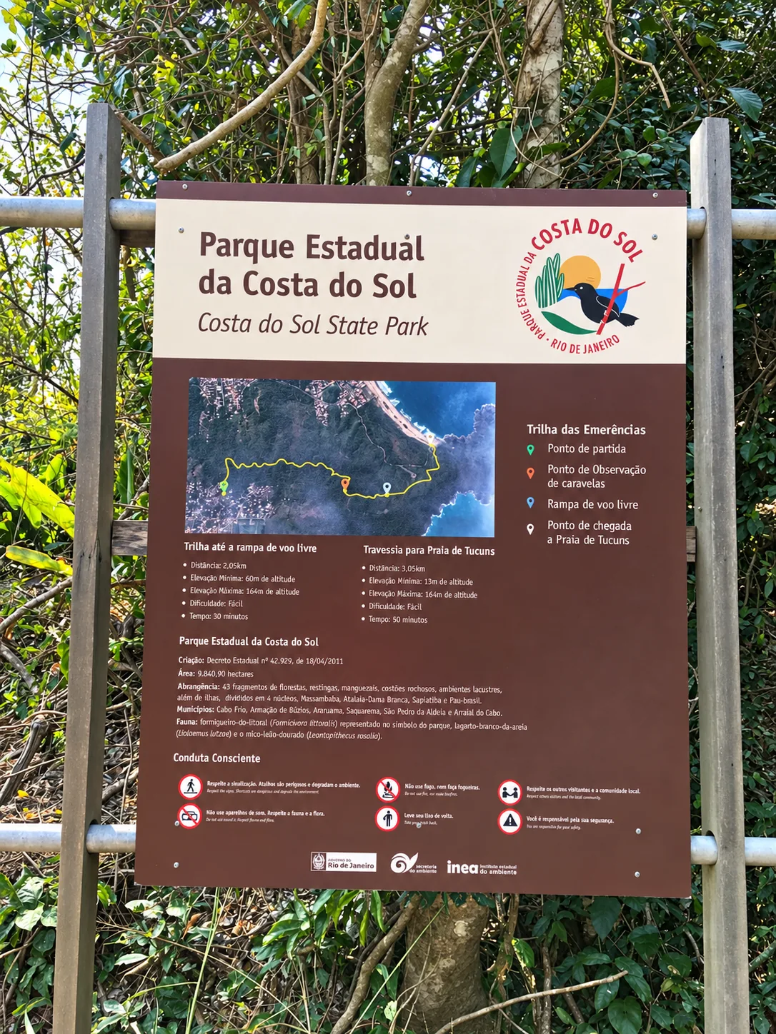 Placa com mapa e informações da Trilha das Emerências