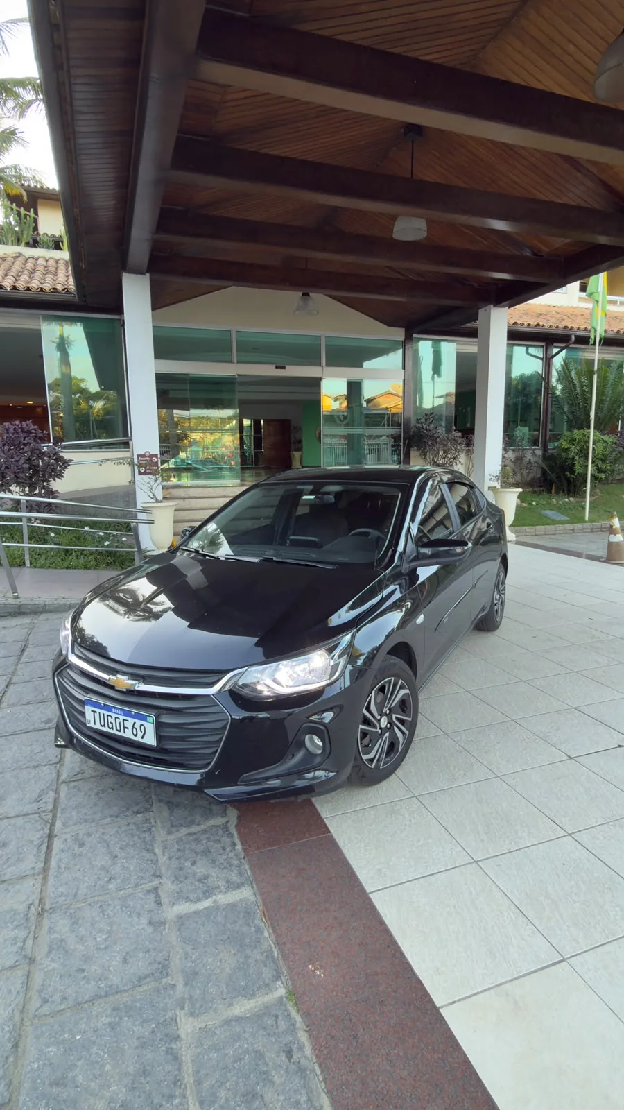 Sedan preto em atendimento de transfer